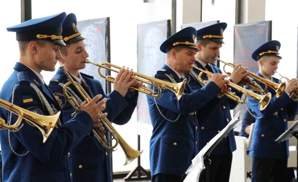 Ко Дню Вооруженных Сил Украины военный оркестр сыграл на станции метро "Золотые ворота"