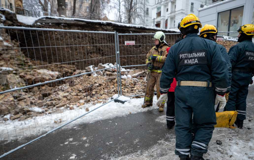 В Печерском районе во время ремонта подпорной стены для удержания грунта произошел обвал. Один из рабочих погиб, второй - доставлен в больницу