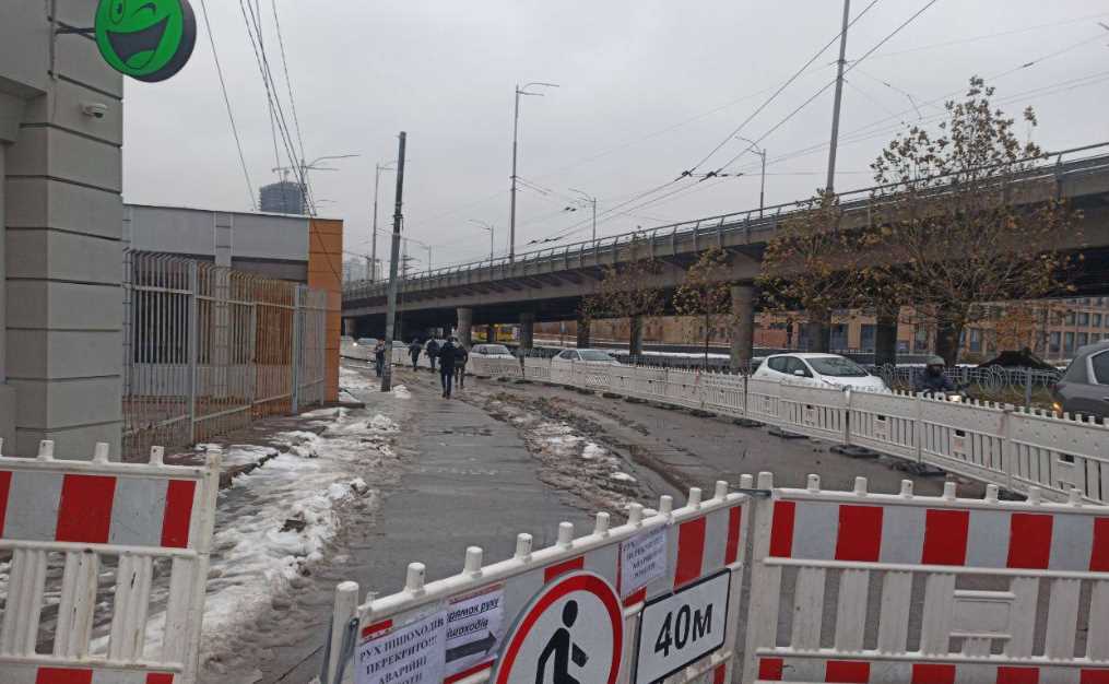 Ситуація із просіданням ґрунту поблизу станції метро «Деміївська» відбулася до закриття шести станцій «синьої» гілки