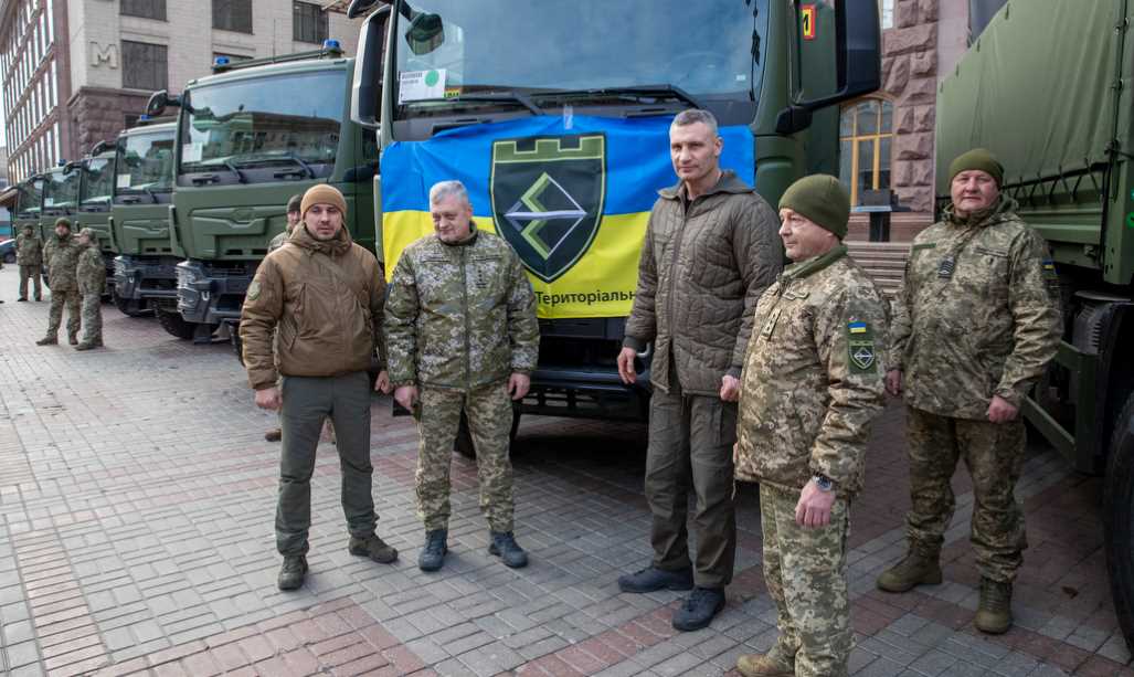 Виталий Кличко передал бойцам 241-й отдельной бригады ТрО города Киева 20 новых полноприводных грузовых автомобилей MAN