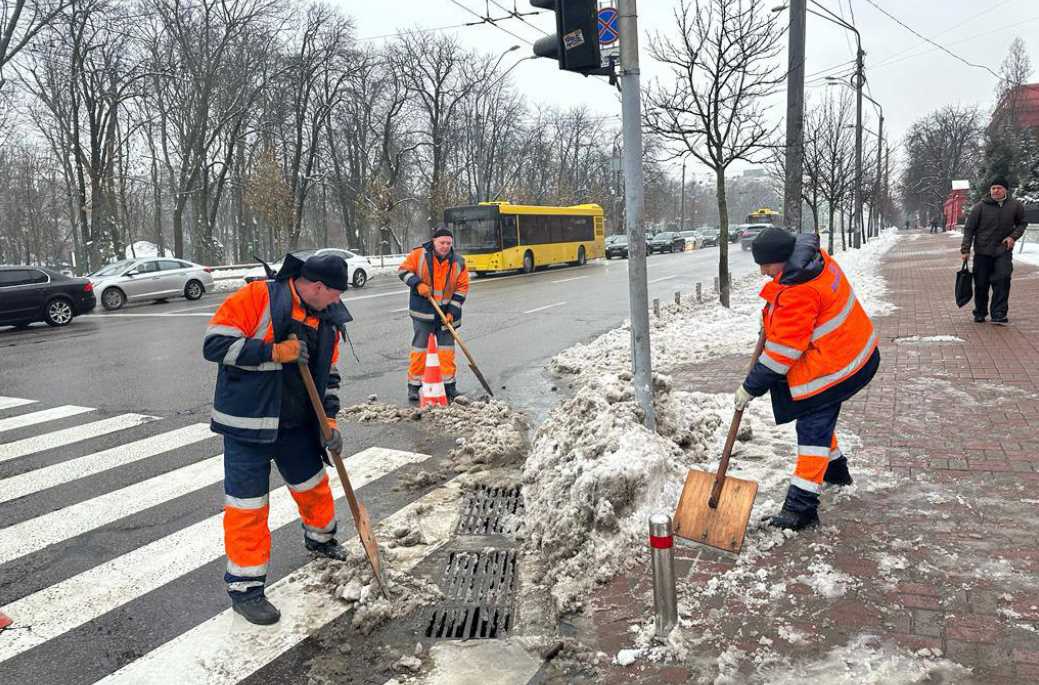 В столице очищают улично-дорожную сеть после вчерашнего снегопада