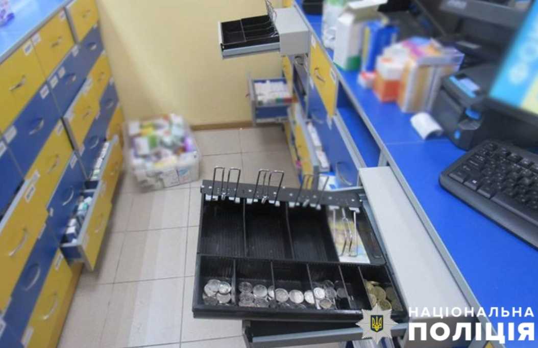 У столиці слідчі повідомили про підозру росіянину, який скоїв розбійний напад на аптеку