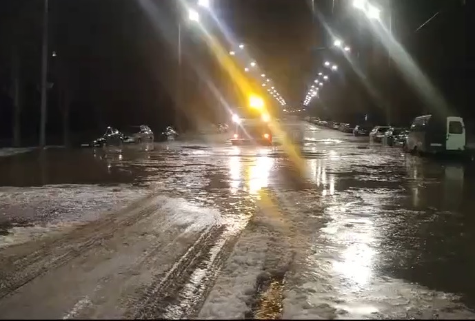 На Борщаговке в Киеве прорвало водопровод, вода залила улицу