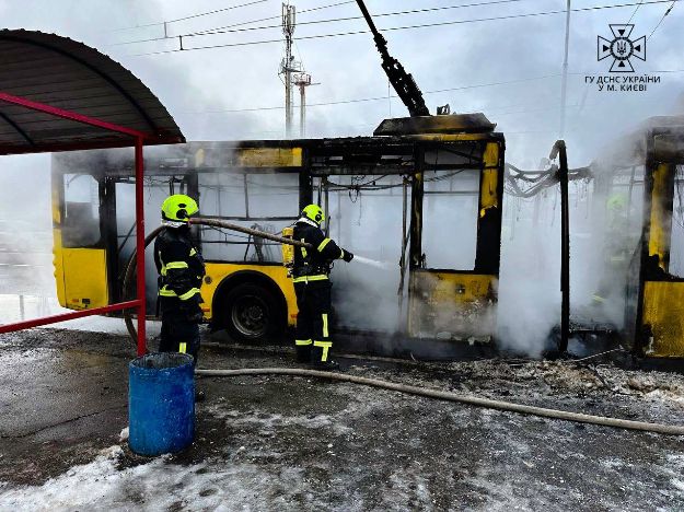 На Троєщині загорівся тролейбус (фото)