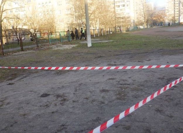 Посреди улицы в Киеве нашли мужчину с ножевым ранением