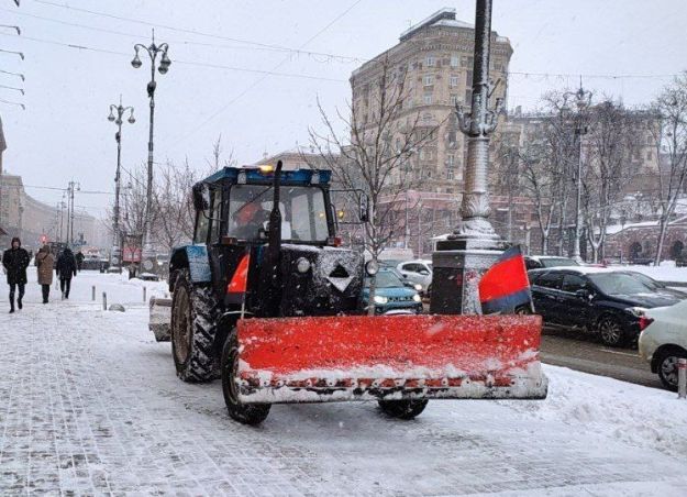 На улицы Киева вывели спецтехнику