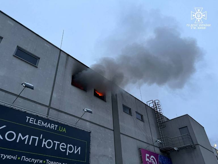 Пожежа в ТРЦ "Космополит": із будівлі вивели 200 осіб (фото)