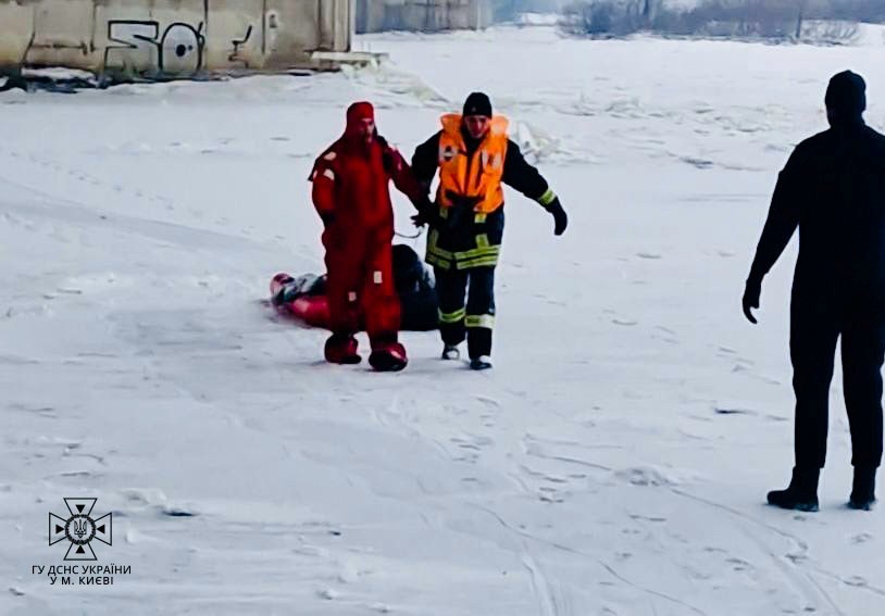 В Киеве вытащили из реки рыбака: он умер по дороге в больницу (видео)