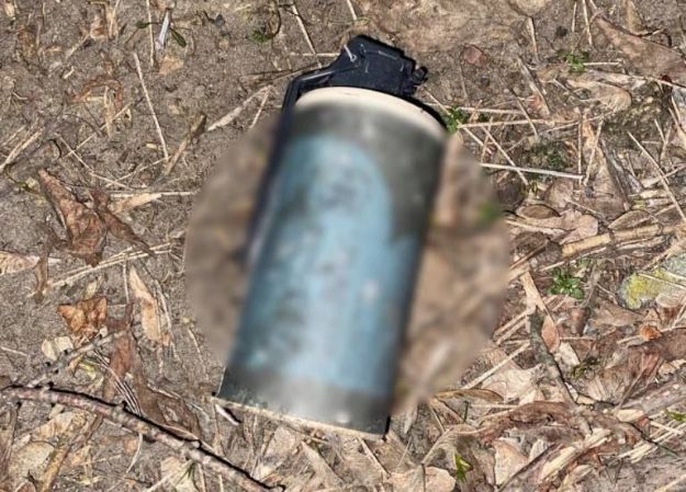 На вулиці в Києві перехожий знайшов димову гранату