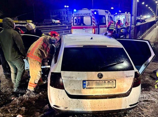 В Киеве легковушка влетела в отбойник, водителя вырезали из искореженной машины