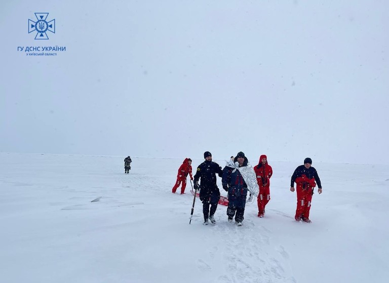 Оказался в 3 км от берега: под Киевом рыбак провалился под лед