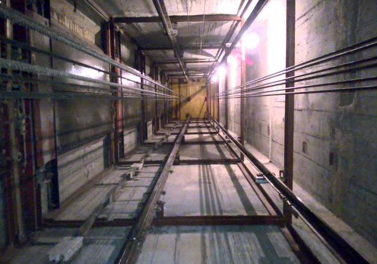 У Києві чоловік упав у шахту ліфта (відео)