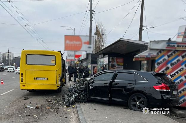 В Киеве легковушка влетела в маршрутку: погиб мужчина (фото)