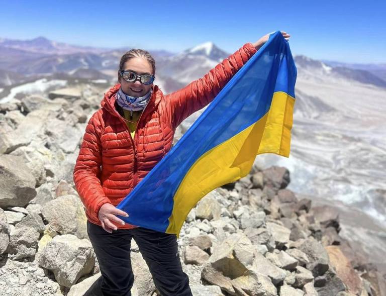 Жительница Киевской области покорила самый большой вулкан мира