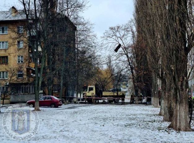 Згорілі автівки та пошкоджені будинки: у КМВА показали наслідки ракетної атаки на Київ