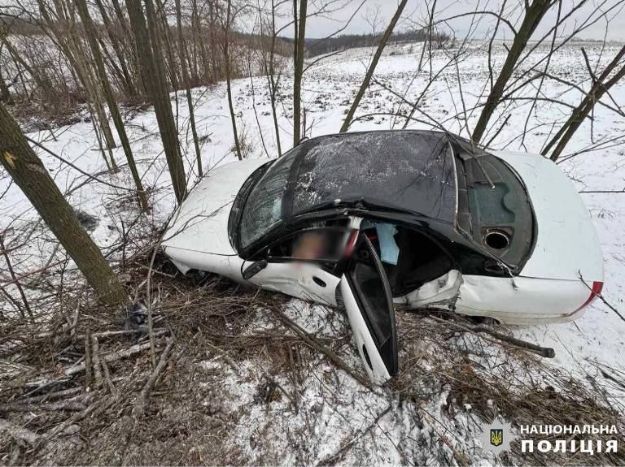 В Киевской области легковушка вылетела в кювет: пострадала женщина