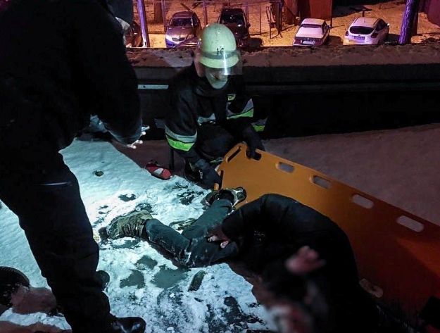 В Киеве мужчина упал на козырек подъезда (фото)