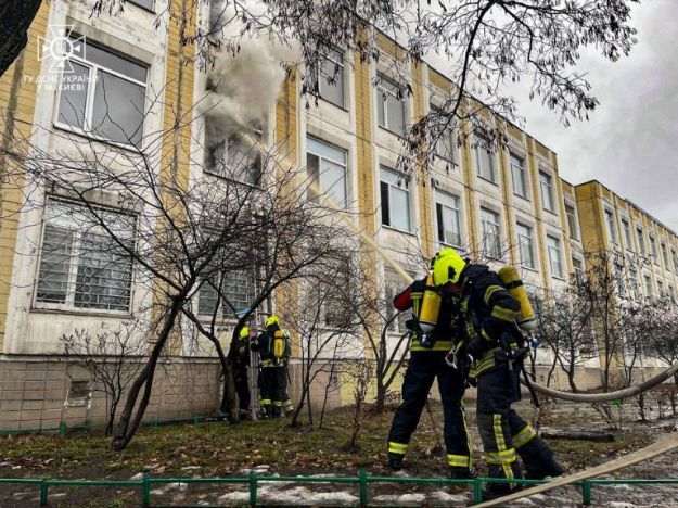 На Позняках в Киеве загорелась гимназия (фото, видео)