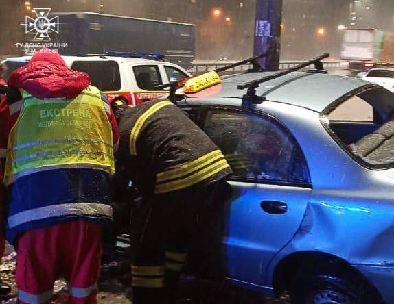 В Киеве – смертельное ДТП, тело водителя вырезали из машины (фото)