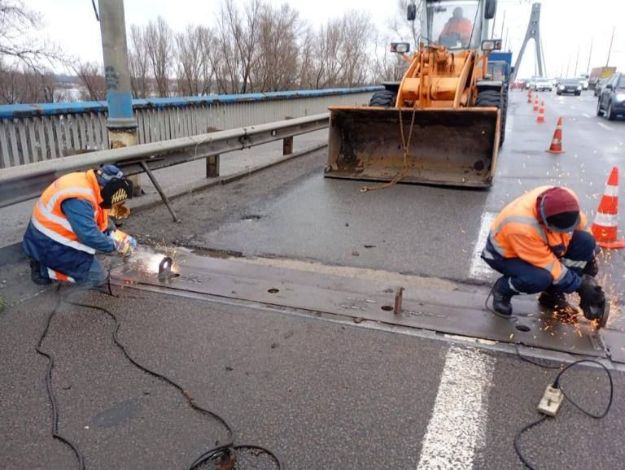 У Києві обмежили рух Північним мостом