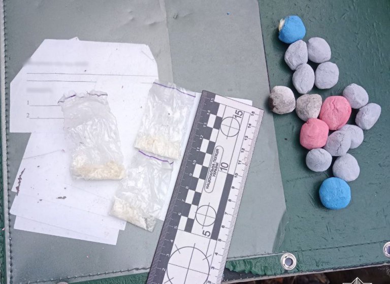 Маскировал наркотики под камни: в Киеве поймали "закладчика"