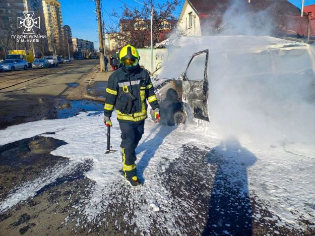 Посеред вулиці в Києві згорів Volkswagen (відео)