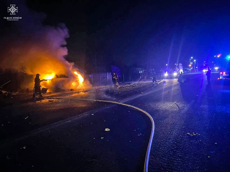Под Киевом – ДТП, водителя зажало в горящей машине