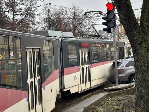 У Києві припаркована машина заблокувала рух трамваїв