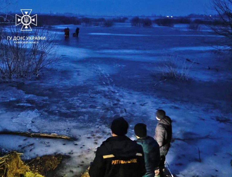 В пригороде Киева в ледяной ловушке оказались четверо рыбаков