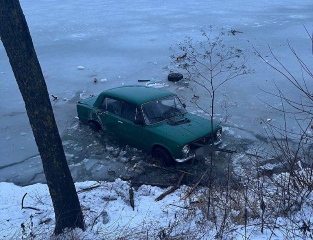 В Киевской области легковушка слетела в озеро (фото)