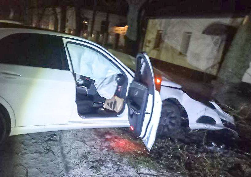 Заснул за рулем: в Борисполе водитель врезался в дерево (фото)