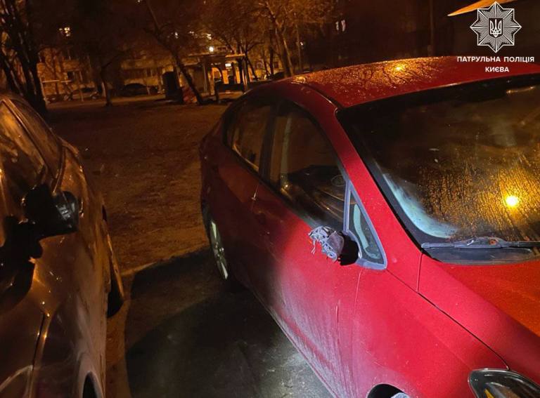 У Києві неадекват громив припарковані машини
