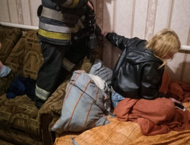 Просидела на цепи несколько часов: под Киевом женщину сожитель приковал к батарее (видео)