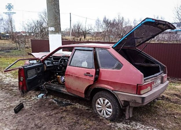 Легковушка врезалась в столб в Киевской области: водителя вырезали из машины