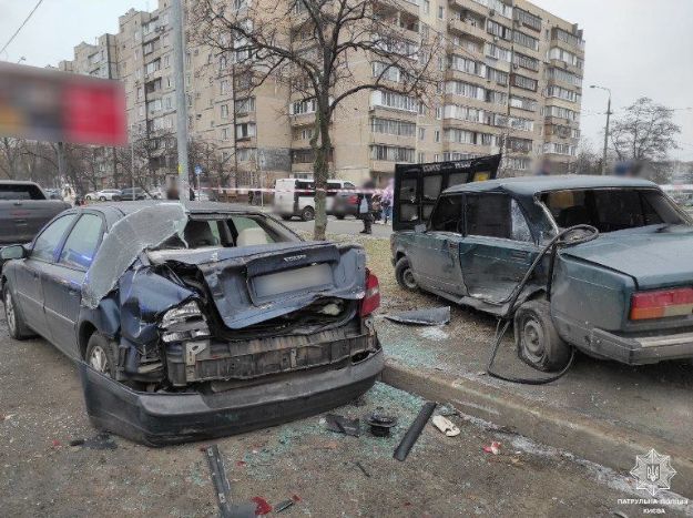 В Киеве пьяный водитель протаранил припаркованную машину