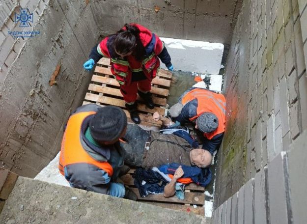 В пригороде Киева мужчина упал в шахту лифта