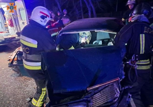 На трассе под Киевом – авария, водителей вырезали из машин