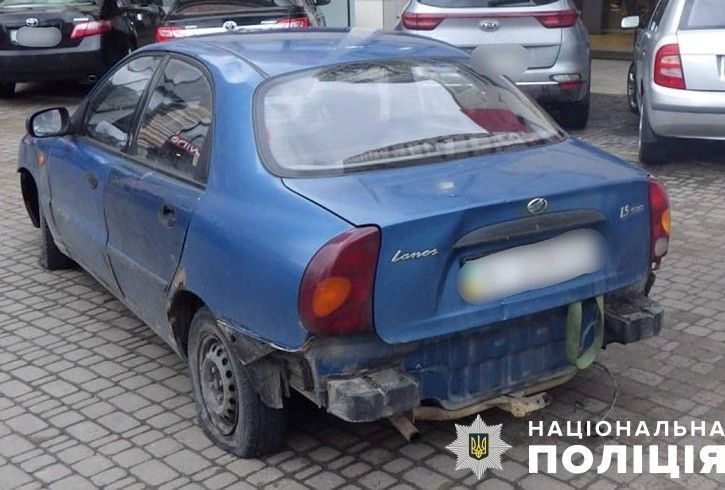 На парковке в Киеве мужчина проколол колеса машины своей подруги