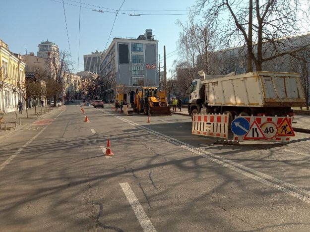 У Києві прорвало трубу: дорогу в центр перекрито