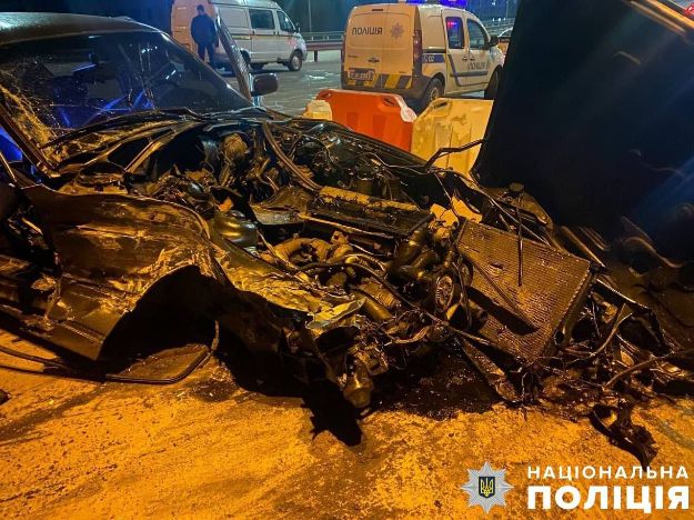 В Киеве BMW влетел в отбойник: есть пострадавшие