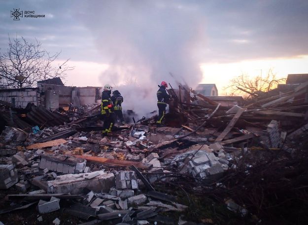 В Киевской области взрывом разрушило частный дом: пострадала пенсионерка (видео)