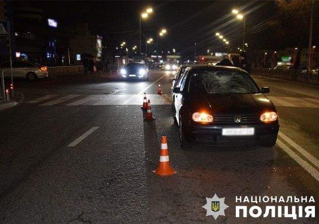 Шел по переходу: в Киеве сбили пешехода