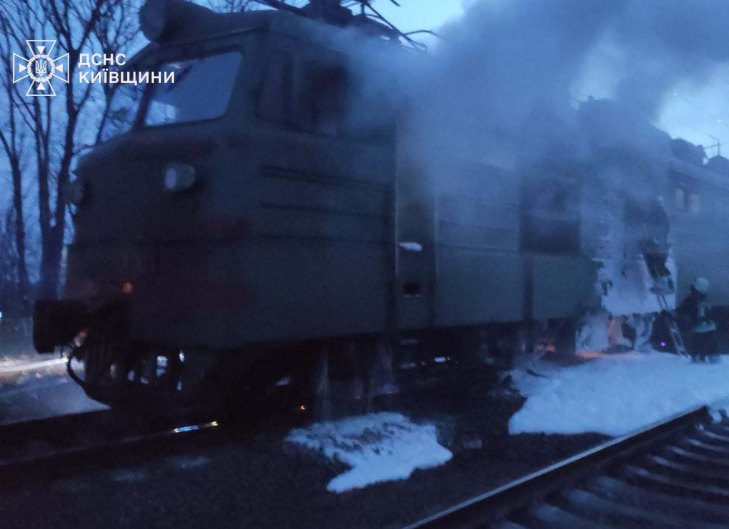 На станции под Киевом загорелся электровоз