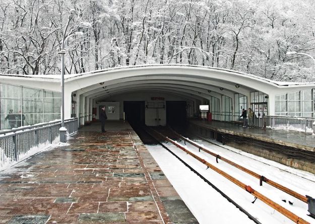 Была закрыта два года: в Киеве снова работает станция метро "Днепр"