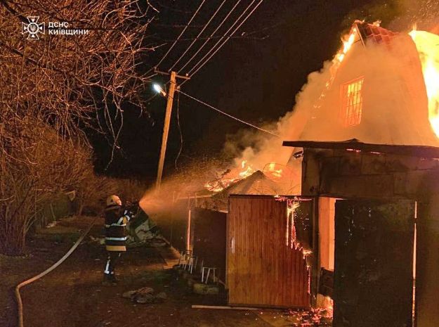 Под Киевом загорелся дачный дом: погибла молодая женщина