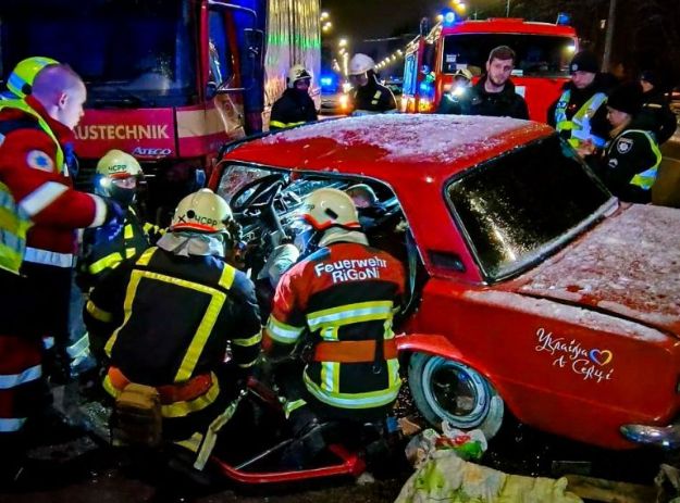 На Нивках – ДТП, водителя доставали из машины спасатели
