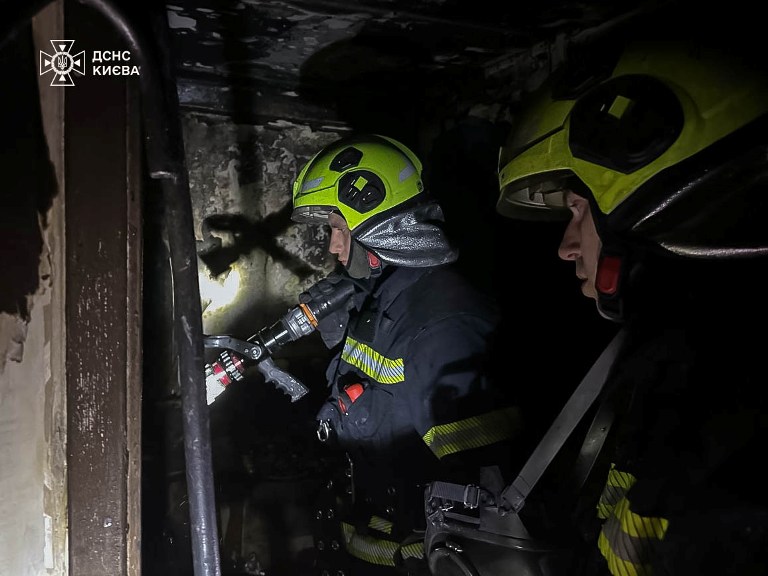 В Киеве – пожар в пятиэтажке: есть жертвы (фото)