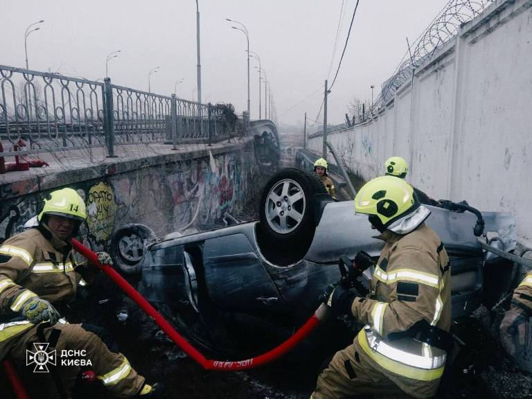 У Києві - ДТП, машина вилетіла з дороги і загорілася