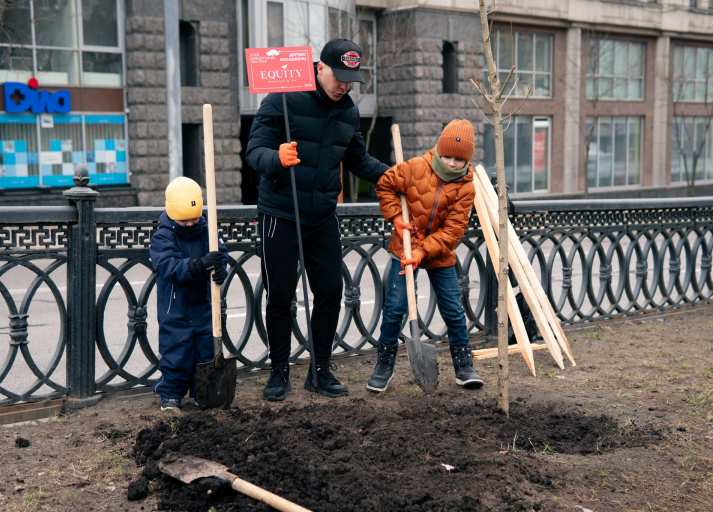 На бульварі в центрі Києва висадили десятки дерев