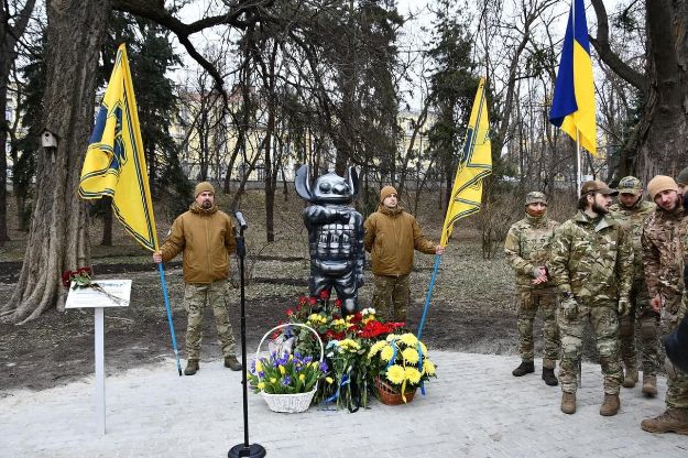 У київському ботсаду встановили пам'ятник на честь загиблого добровольця